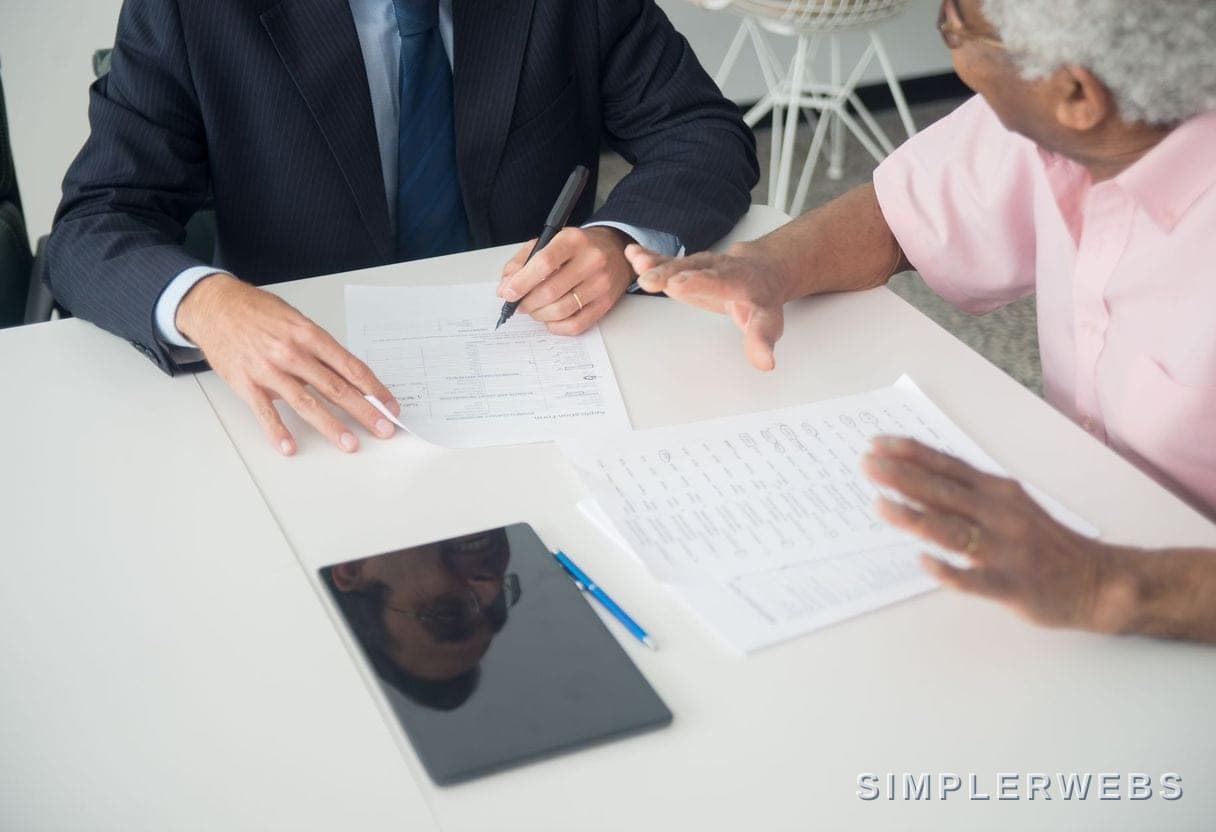 Vous savez quoi faire en premier, et pourquoi Un conseiller et une cliente regardent ensemble un plan sur une tablette - SimplerWebs