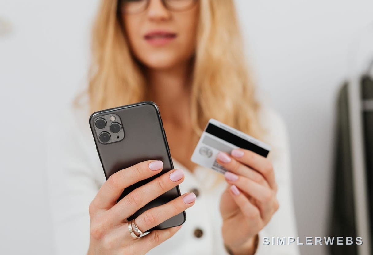 A simple checkout, with the payments that work in Algeria Customer on her phone paying for an order in an online store, with cash on delivery or card