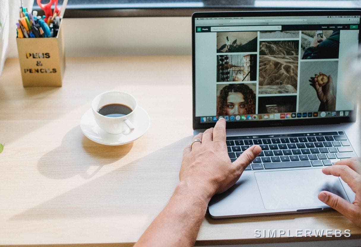 Un site rapide et facile à trouver Un site rapide s'ouvre en un instant sur un ordinateur portable - SimplerWebs